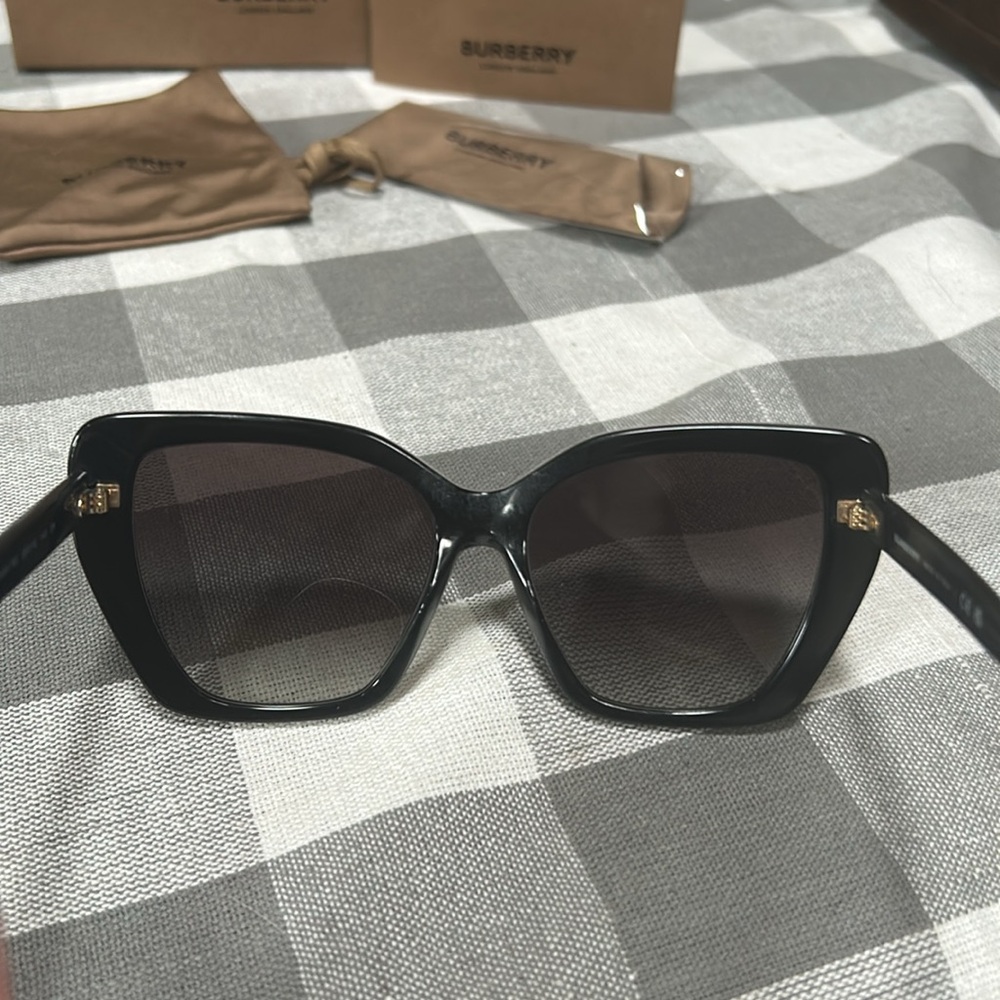 NEW Burberry Black Oversized Square Sunglasses - Picture 4 of 9
